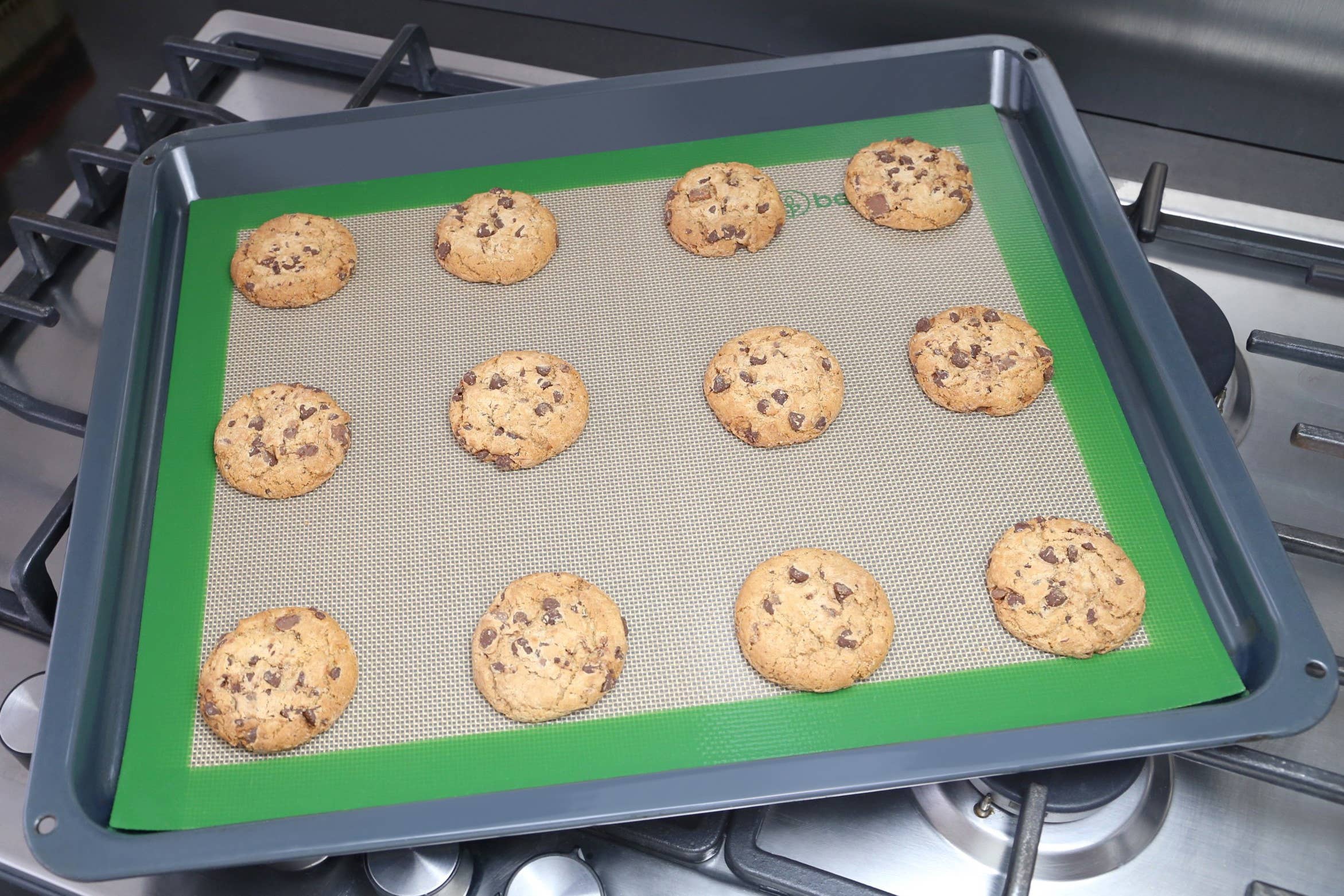 LEafera- Baking tray with cookies on a stovetop